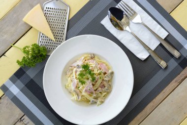 Jambon ve mantar kremalı spagetti