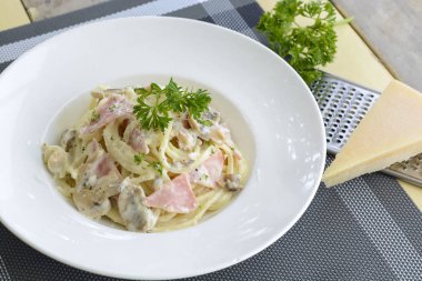 Jambon ve mantar kremalı spagetti