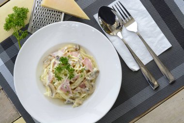 Jambon ve mantar kremalı spagetti
