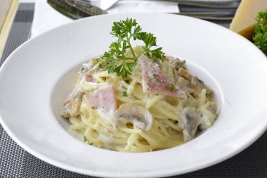 Jambon ve mantar kremalı spagetti