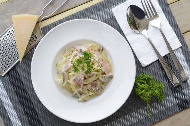 Jambon ve mantar kremalı spagetti