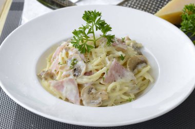 Jambon ve mantar kremalı spagetti