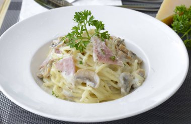 Jambon ve mantar kremalı spagetti