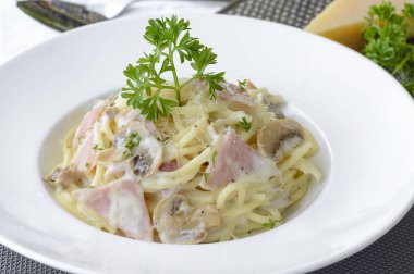 Jambon ve mantar kremalı spagetti