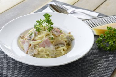 Jambon ve mantar kremalı spagetti