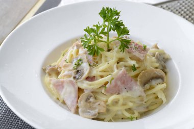 Jambon ve mantar kremalı spagetti