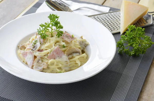 Jambon ve mantar kremalı spagetti