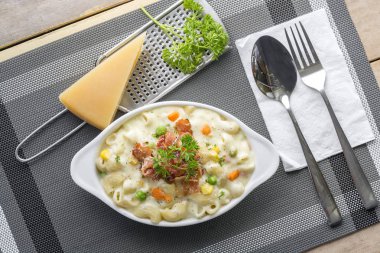 Fırında makarna ve peynir rendelenmiş parmesan peyniri ve üst pastırma ile