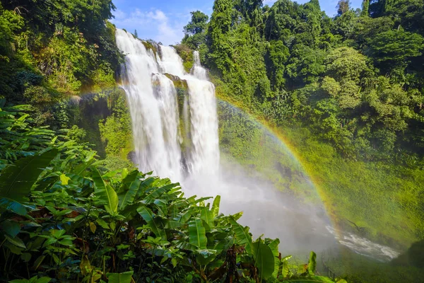 Cascada de Tad yuang y arco iris en temporada de lluvias en Laos — Foto de Stock
