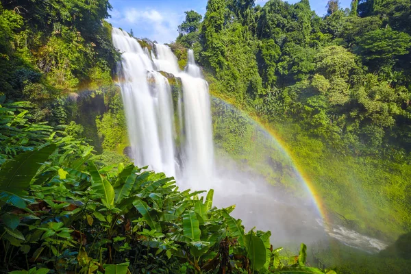 Cascada de Tad yuang y arco iris en temporada de lluvias en Laos — Foto de Stock