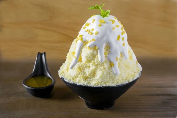 Bingsu Mango-Milch mit Kokoscreme und gelben Bohnen — Stockfoto