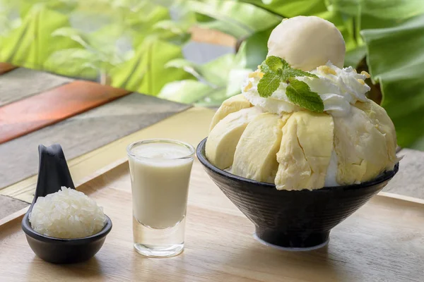 Bingsu durian mit Durian-Eis und Durian lizenzfreie Stockfotos