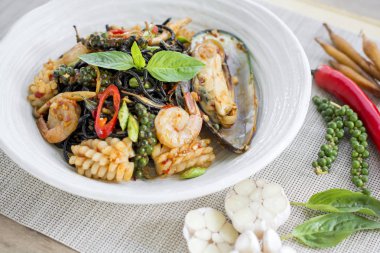 Tavada kızartılmış acılı spagetti siyah mürekkep ile deniz ürünleri