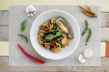 Tavada kızartılmış acılı spagetti siyah mürekkep ile deniz ürünleri