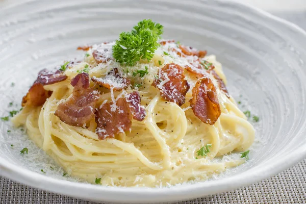 Clásico casera Pasta Carbonara italiano. Espaguetis con tocino , — Foto de Stock