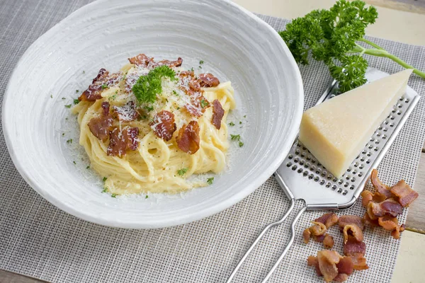 Klassische hausgemachte Pasta Carbonara italienisch. Spaghetti mit Speck, lizenzfreie Stockbilder
