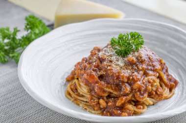 Spagetti bolognese peynirli ve pasley ile