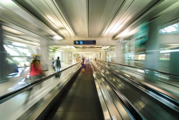 Menschen stürmen von Rolltreppe in der Luft zum Flughafen-Gate Stockbild