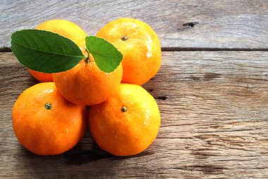 ahşap tahta üzerinde taze portakal.