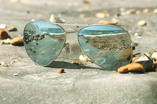 Sluneční brýle na pláži — Stock fotografie