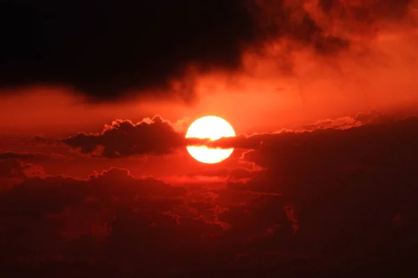 Dramatischer roter Sonnenuntergang — Stockfoto