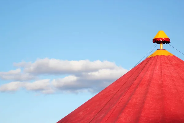 Летом в цирковой палатке — стоковое фото