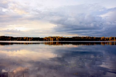 Göl, gökyüzü yansıma su, Finlandiya gölde dramatik bulutlar