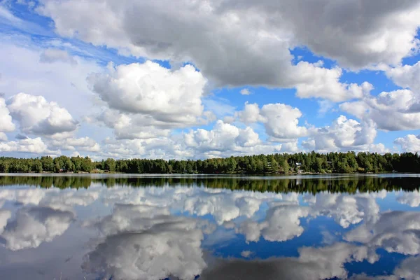 Bewolkte hemel reflectie op het water — Stockfoto