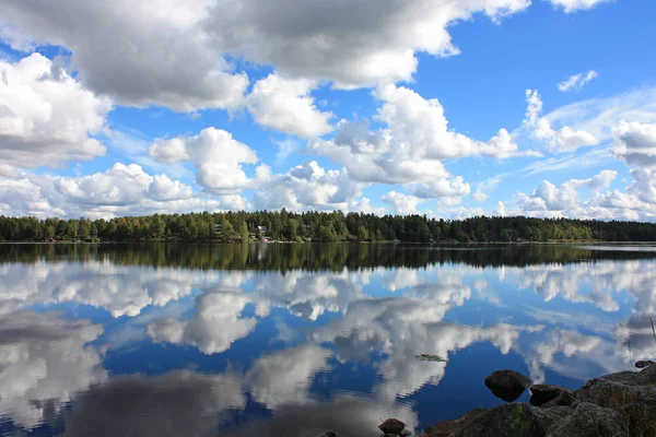 Cloudy sky reflection on the water — Stock Photo, Image