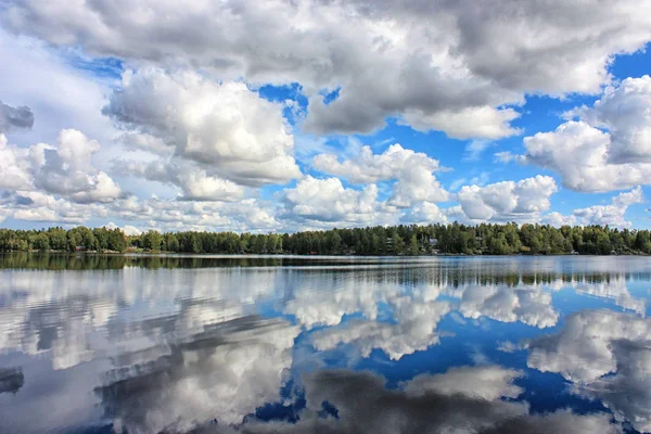 Molnig himmel speglar på vattnet — Stockfoto