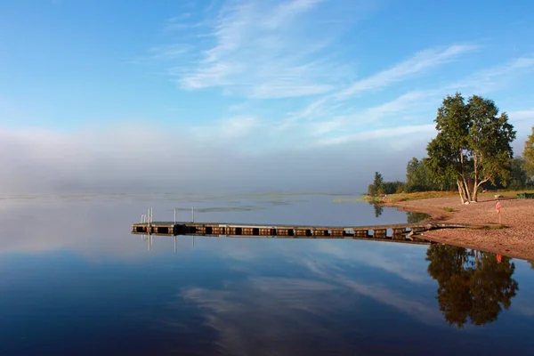 Mooie mistige ochtend op het meer in Finland, reflectie op het water — Stockfoto