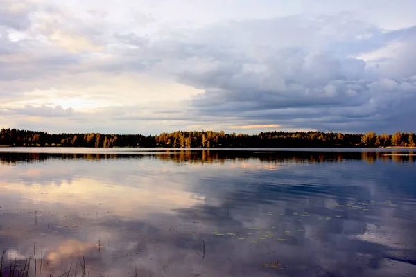 Δραματική σύννεφα στην λίμνη, λίμνη στη Φινλανδία, αντανάκλαση του ουρανού στο νερό — Φωτογραφία Αρχείου