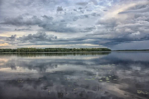 Dramatiska himlen speglar på sjön — Stockfoto