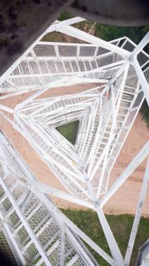 Üçgen metal konstrüksiyon