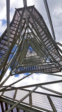 Üçgen metal konstrüksiyon