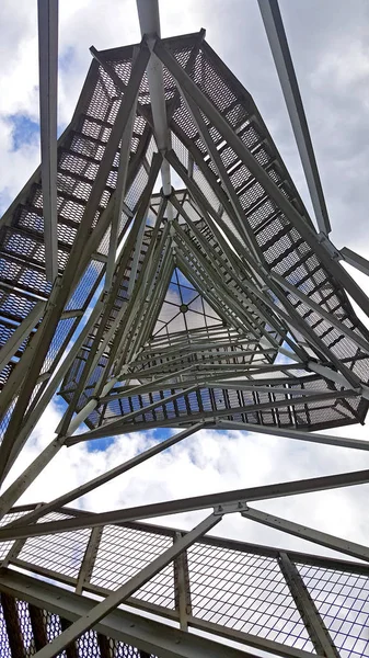 Üçgen metal konstrüksiyon