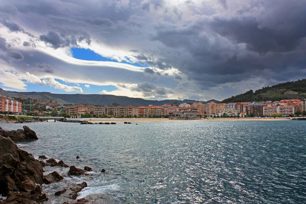 Deniz kıyısında İspanya görünümünü