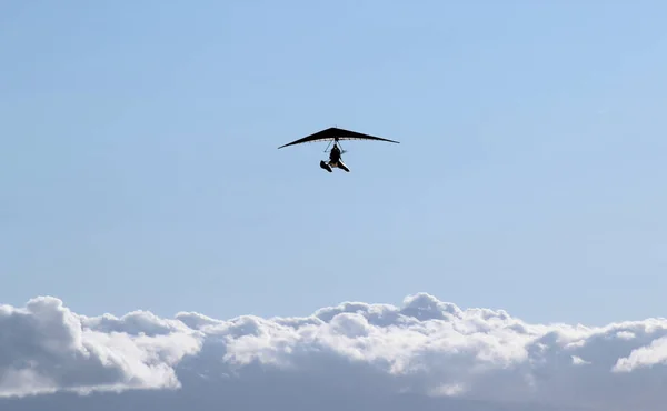 Silhouet van gemotoriseerde hangen-zweefvliegtuig — Stockfoto