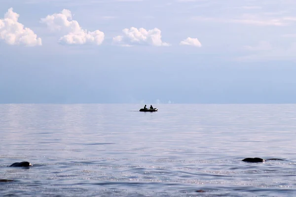 Два Рыбака Лодке Море Солнечный День — стоковое фото