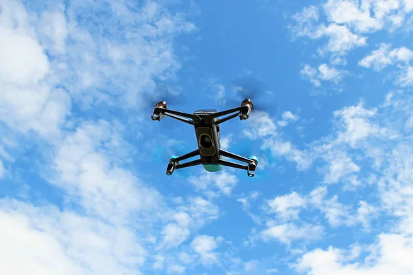 Flygande Drönare Med Monterad Kamera Isolerat Den Blå Mulen Himmel — Stockfoto