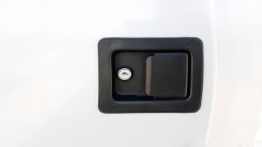 Siyah kilidi olan beyaz denetim kapağı. Güvenlik kavramı.