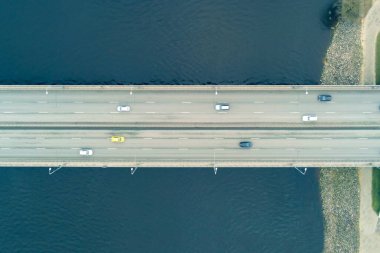 Hareket halindeki su köprüsünün havadan görünüşü. Drone fotoğrafı. Yol resmi taşıma kavramı