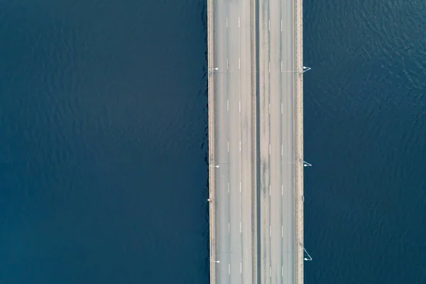 空のトラフィックを持つ水の橋の空中トップビュー ドローンの写真 隔離の概念 — ストック写真
