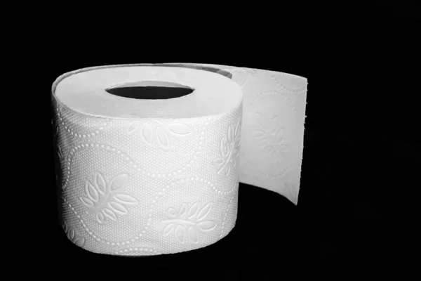 Siyah Arka Planda Beyaz Tuvalet Kağıdı Rulosu Yumuşak Hijyenik Kağıt — Stok fotoğraf
