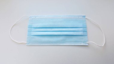 Tıbbi hijyen maskesi. Gri arka planda yüz koruyucu maskesi. Tek kullanımlık cerrahi maske Coronavirus Covid-19 'a karşı koruyucu, kirlilik, virüs, grip. Tıbbi ve cerrahi sağlık hizmetleri