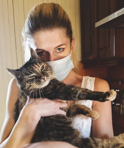 Jovem Mulher Vestindo Máscara Facial Médica Segura Gato Seus Braços — Fotografia de Stock