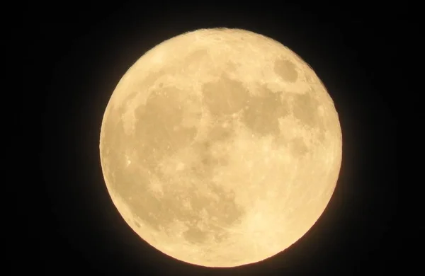 รูปที่สวยงามของพระจันทร์เต็มดวง — ภาพถ่ายสต็อก