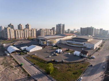 Uluslararası Sergi Merkezi'ne ve Kiev cityscape