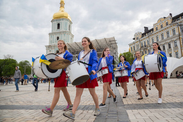 Young girls with drums 