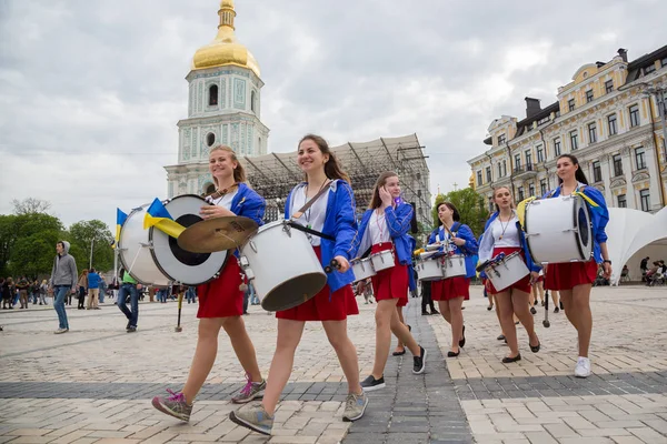 Young girls with drums — Stock Photo